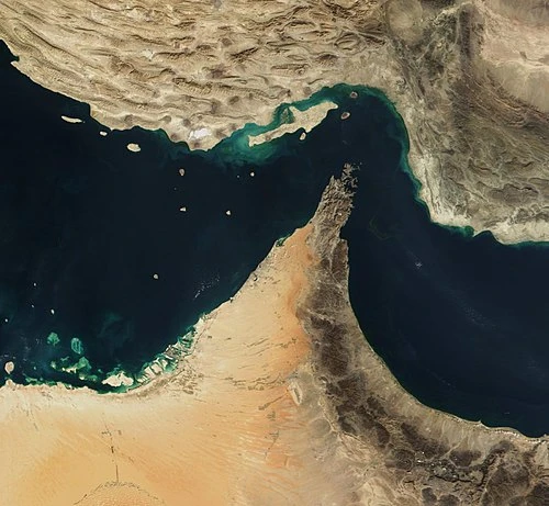 الخارجية الإيرانية: السفن التي تعبر مضيق هرمز يجب أن تنسق مع طهران
